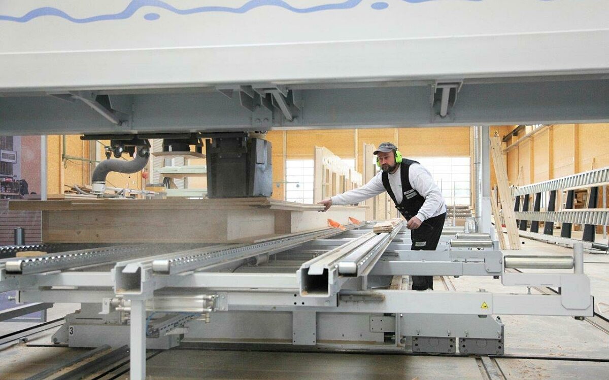 Ein Zimmerer bei der Arbeit Ein Zimmerer bei der Arbeit